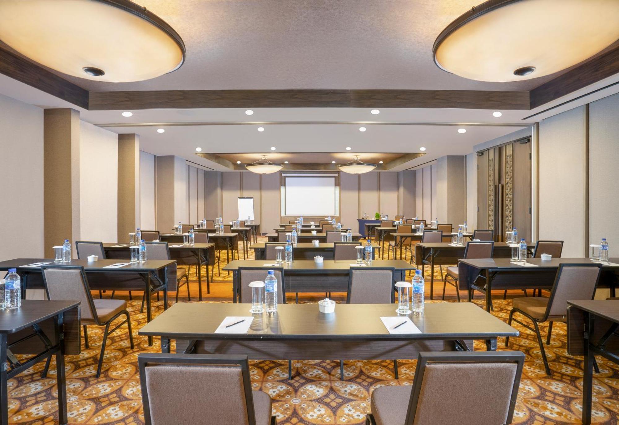 Swiss-Belhotel Airport Yogyakarta Temon Buitenkant foto